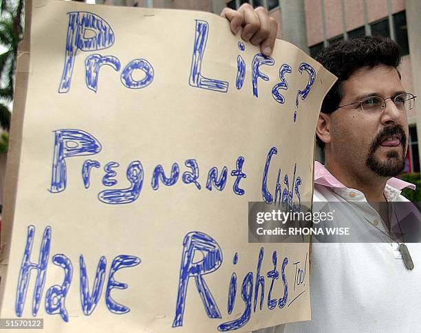 25YearsAgoLive's tweet image. Bush and Gore voters protest in front of the Broward County, Florida courthouse for a 17th consecutive day, as we still don’t know who the President-Elect is.