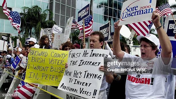 25YearsAgoLive's tweet image. Bush and Gore voters protest in front of the Broward County, Florida courthouse for a 17th consecutive day, as we still don’t know who the President-Elect is.