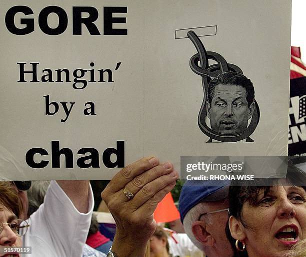 25YearsAgoLive's tweet image. Bush and Gore voters protest in front of the Broward County, Florida courthouse for a 17th consecutive day, as we still don’t know who the President-Elect is.