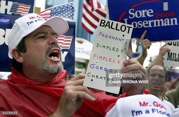 25YearsAgoLive's tweet image. Bush and Gore voters protest in front of the Broward County, Florida courthouse for a 17th consecutive day, as we still don’t know who the President-Elect is.