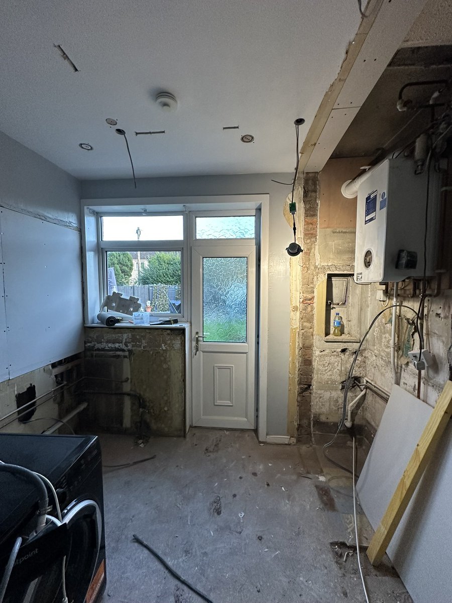glasgowjoinery's tweet photo. Another one done and another happy customer. We are now taking bookings for the last week in January and into February give us a call for your free quotes. Kitchens, bathrooms, media walls, doors, loft conversions, garage conversions and much more 👍 https://t.co/YwfoMh7uxl