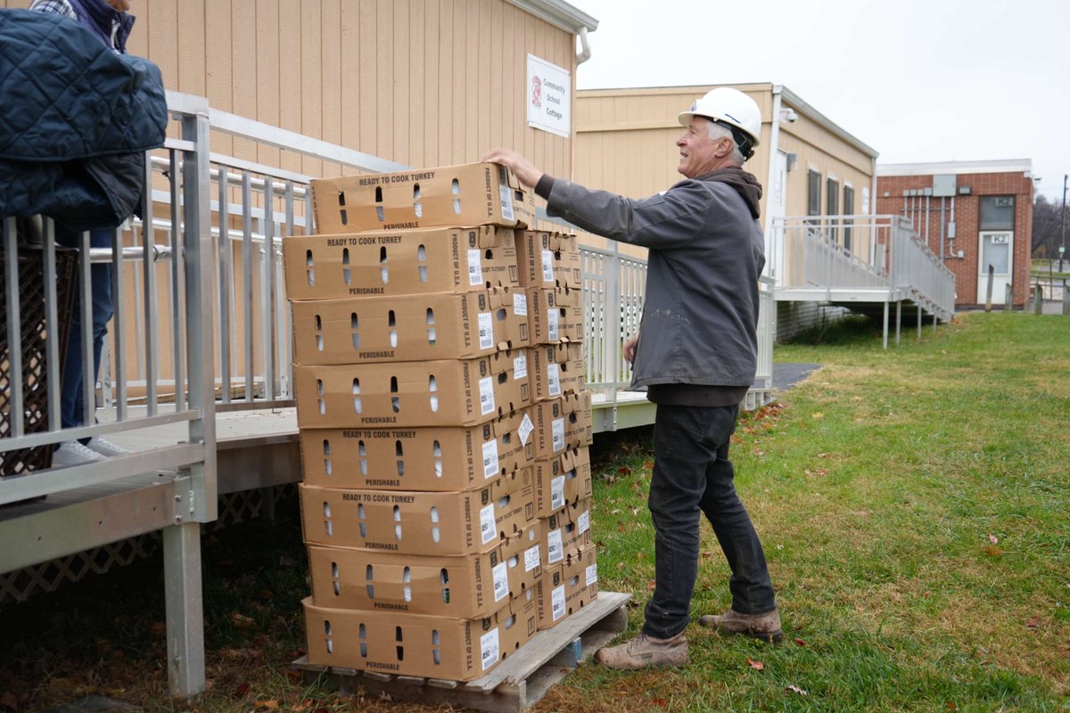 sparksatplayllc's tweet image. Our friends from HVC spread some holiday cheer last week by delivering turkeys to local elementary schools so families can enjoy Thanksgiving dinner. We&apos;re proud to partner with a team that brings heart to every job—on and off the playground. 🧡
#BuildingCommunity #Thanksgiving