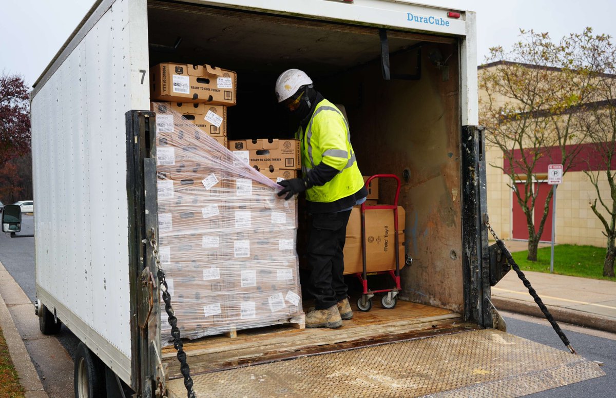 sparksatplayllc's tweet image. Our friends from HVC spread some holiday cheer last week by delivering turkeys to local elementary schools so families can enjoy Thanksgiving dinner. We&apos;re proud to partner with a team that brings heart to every job—on and off the playground. 🧡
#BuildingCommunity #Thanksgiving