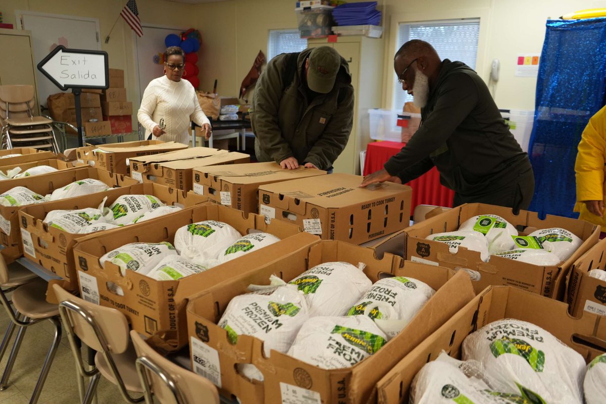 sparksatplayllc's tweet image. Our friends from HVC spread some holiday cheer last week by delivering turkeys to local elementary schools so families can enjoy Thanksgiving dinner. We&apos;re proud to partner with a team that brings heart to every job—on and off the playground. 🧡
#BuildingCommunity #Thanksgiving