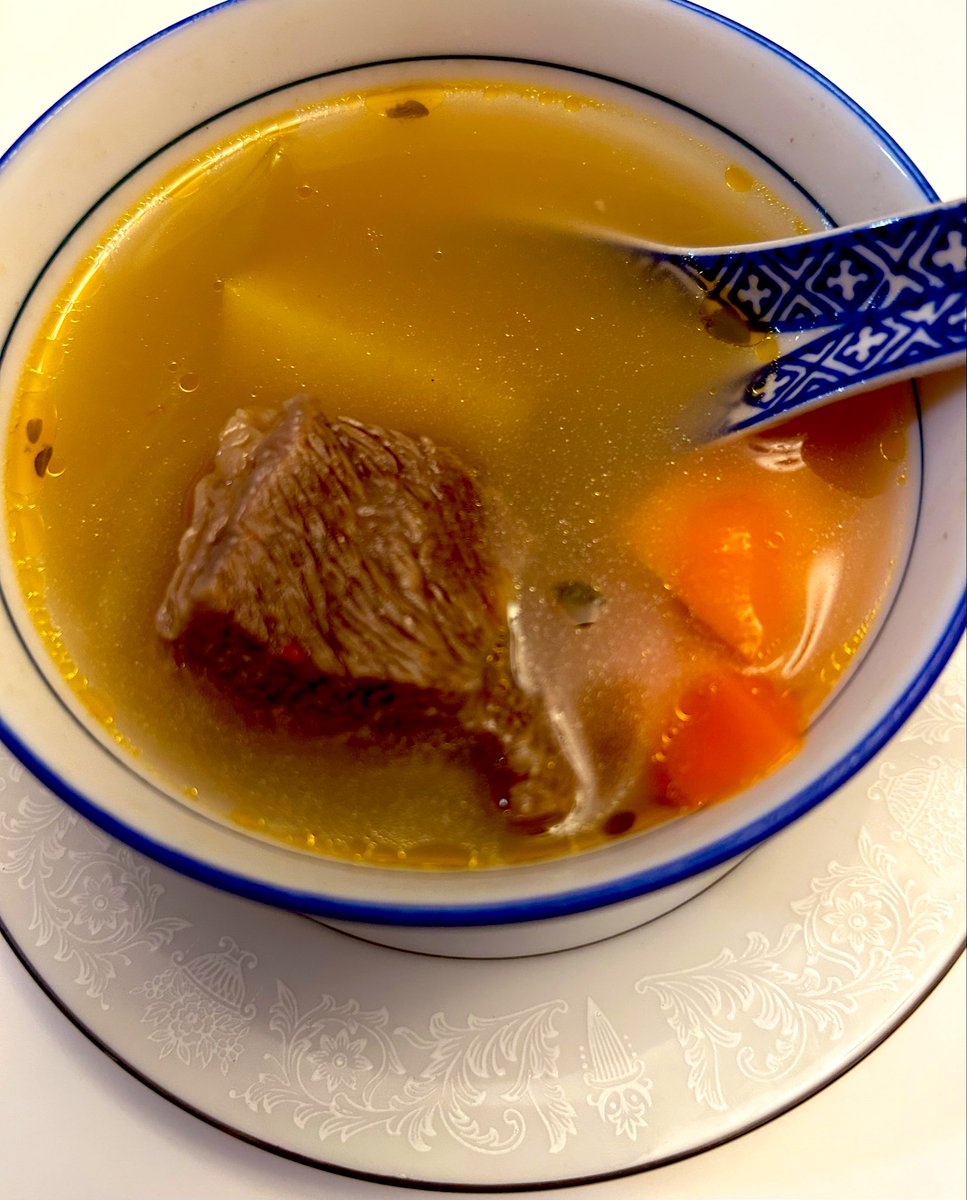 今天十一月二十五日，星期二。早上拿扎花給媽，她是我見過最愛花的女人。中午陪她去做身體檢查，還好一切正常。今天檢查地方很少人，只有一棵美麗的聖誕樹。回家後喝著媽媽燉的湯,無疑我還是幸福的人..。🙏😋😎