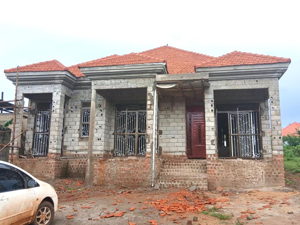 Fix &amp; Resell at a profit 

3 bedroom bungalow for sale

Location: Kira Nakwero 

Price 185m ugx “as is”

High Resale Value After Completion

Ready land title