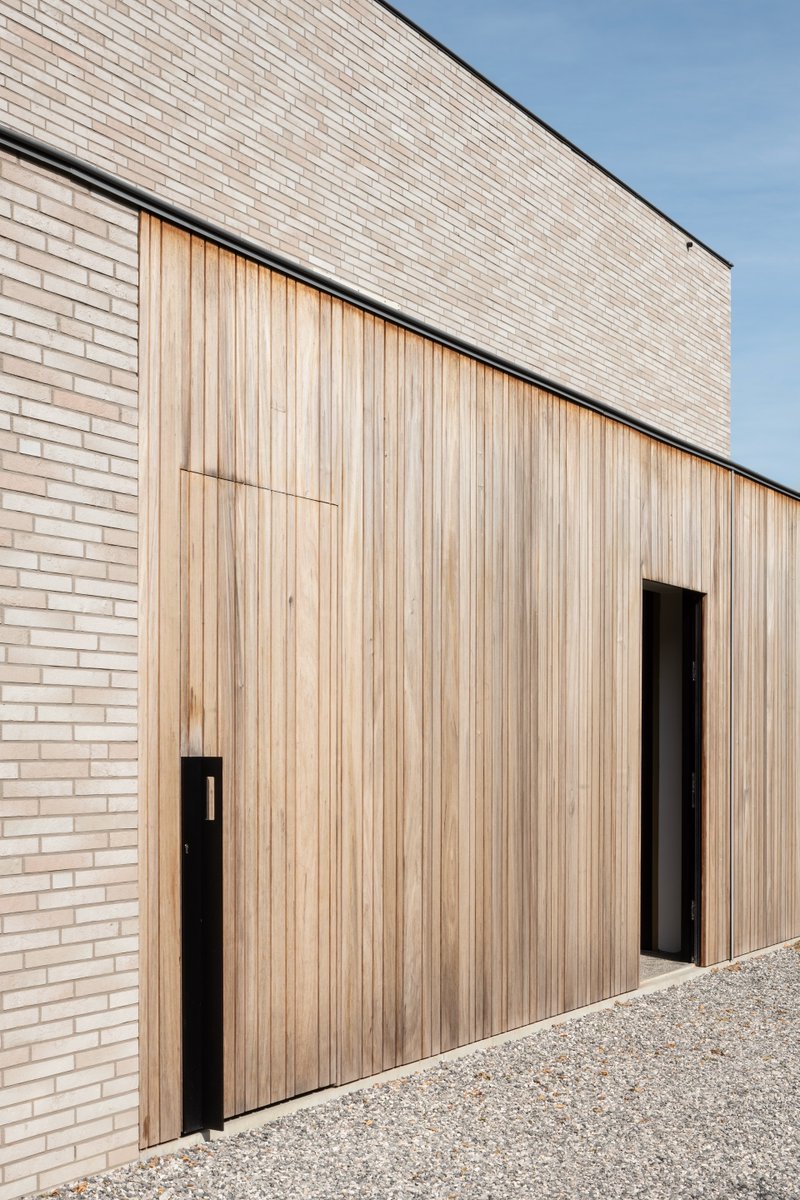 koenvandamme_be's tweet image. Simplicity in architecture speaks volumes! 🌟Elegance is found in clean lines and natural textures. #xavierdenblauwen #tommahieuarchitect #ArchitectureLovers #MinimalistDesign #architecture #architecturalphotography #house #stocksy #premiumstockphotography #stockphotography