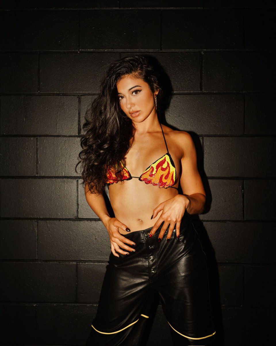 AriannaGraceWWE's tweet image. How does that expression go? Play with fire and get hotter or something 🤷🏻‍♀️😘🔥 
#wwenxt #missnxt