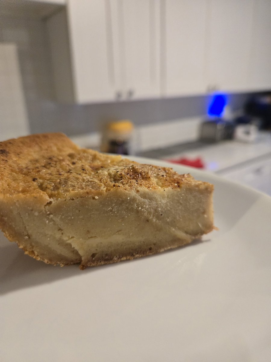 ChibiGingi's tweet image. Heartbreaking.  I overcooked the custard pie.  #baking #dessert #firsttime #IScrewedUp