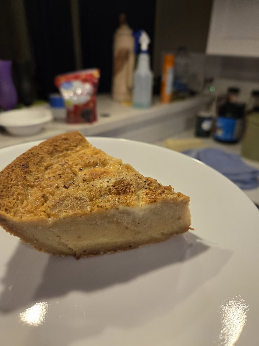 ChibiGingi's tweet image. Heartbreaking.  I overcooked the custard pie.  #baking #dessert #firsttime #IScrewedUp