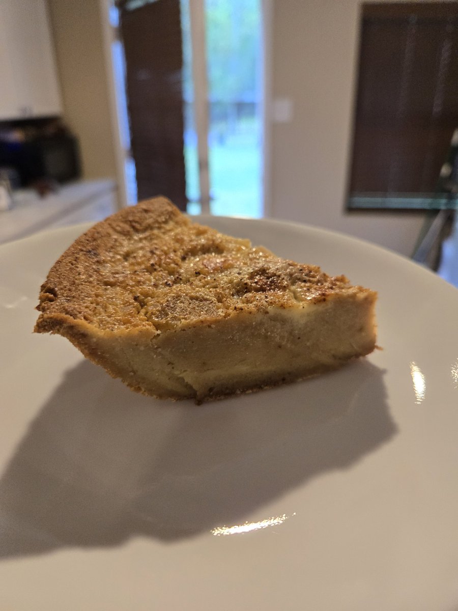 ChibiGingi's tweet image. Heartbreaking.  I overcooked the custard pie.  #baking #dessert #firsttime #IScrewedUp