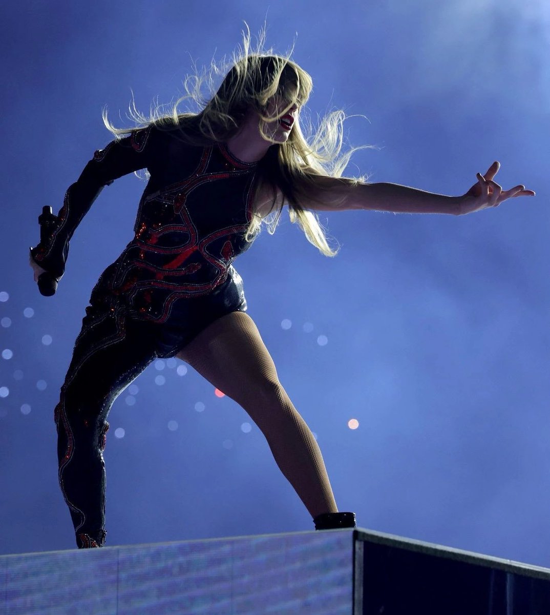 theTSupdates's tweet image. ‼️| 350 Swifties vs. Ticketmaster case is judged to move ahead:

“The Swift fans claim that Live Nation and Ticketmaster entered into exclusive agreements with venues to protect and expand their chokehold on the live concert industry and on primary ticketing in particular.”