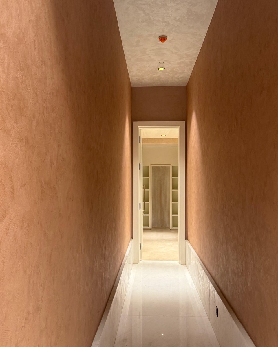 Duvarlarınıza ipeksi bir dokunuş...
Dune, ipeksi dokusu, ışıldayan zarafeti ve sonsuz renk yelpazesiyle mekanları canlandırır.
Boyadan daha fazlası, göz ve ruh için duyusal ve zamansız bir deneyim için Nav Decor / Novacolor..
____________

#novacolorturkey #navdecor