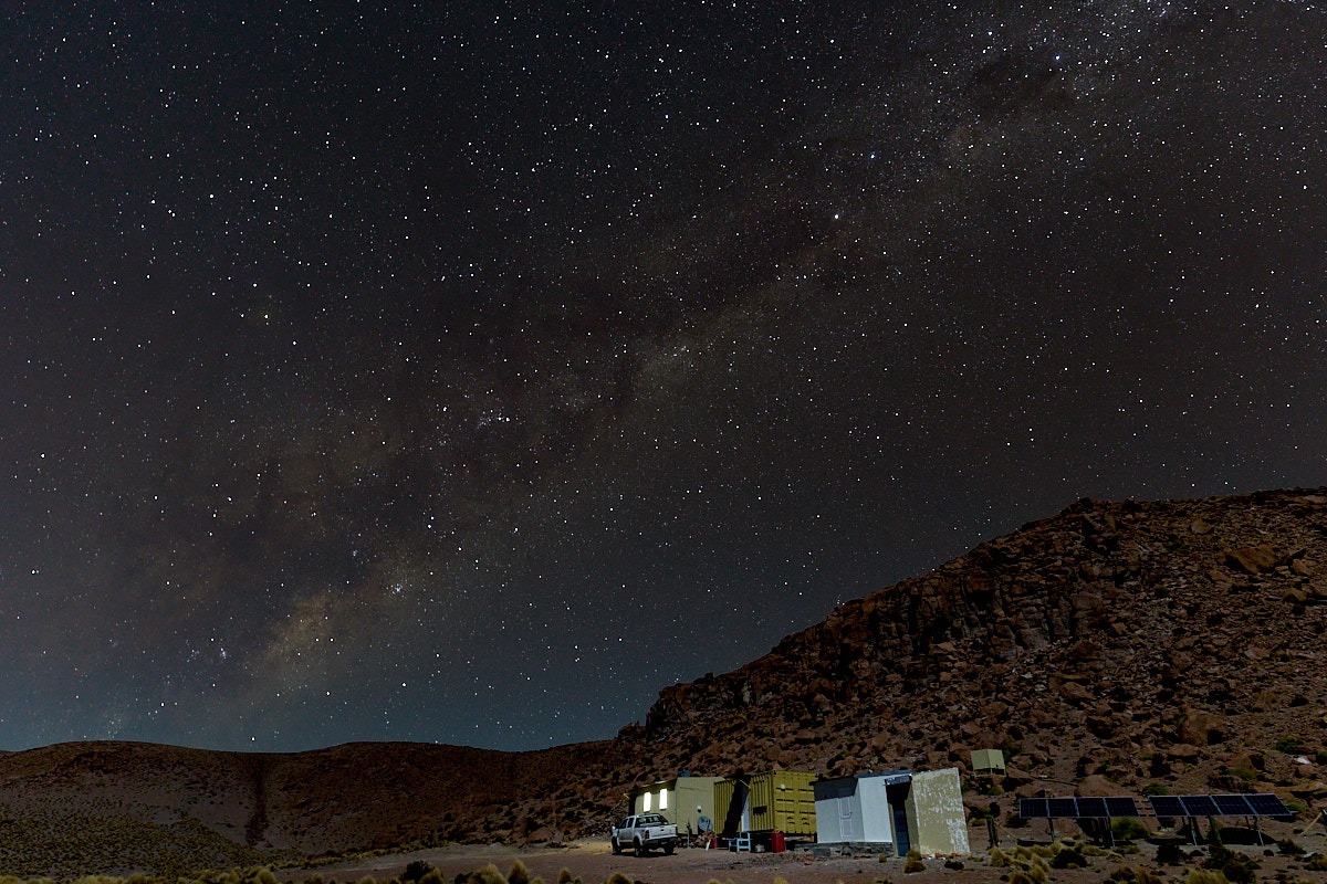 En unos pocos días se cumplen cuatro años de la inauguración de la estación biológica en Vilama. No se me ocurre mejor manera de celebrarla que con esta foto de quichicientas mil estrellas tomada hace poquito por Juan Repucci. Y sí, esta semana repintamos el bañito.