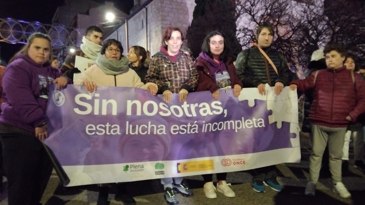 ✨ En este #25N, entidades de Plena inclusión C-LM salimos a la calle para decir que “Sin nosotras, esta lucha está incompleta”. Gracias a las instituciones y al coraje de tantas mujeres que hoy alzan la voz —también en el movimiento feminista— para ser escuchadas💜💪🌟