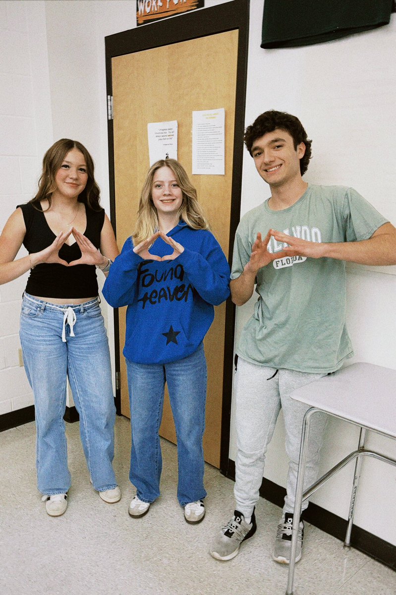 KPDECAchapter's tweet image. Day 25 of #DECAMonth features photos with a new King Philip DECA members! Thank you to everyone who joined the program this year!
#gotheextra
#goallin