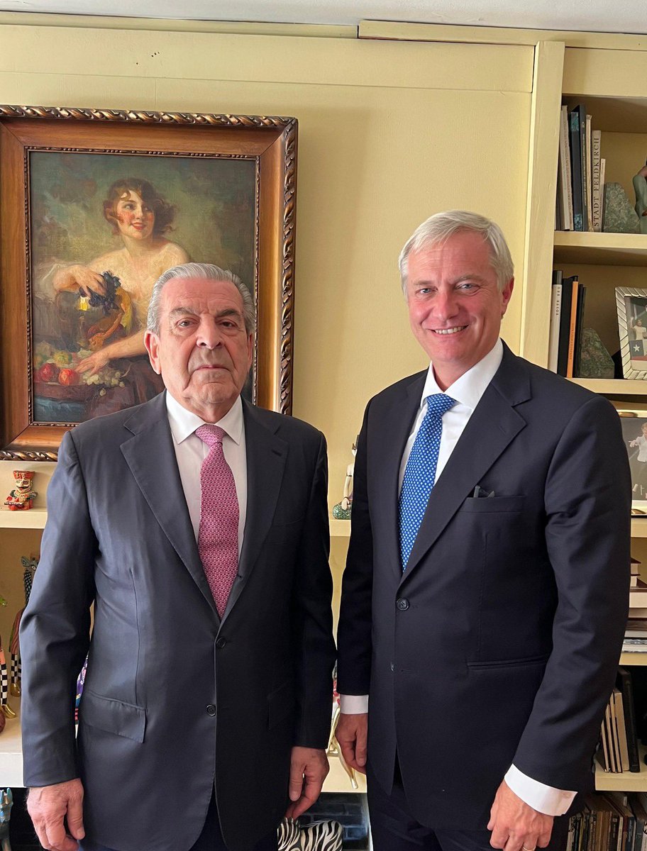 Ayer fui recibido en su casa por el ex Presidente Eduardo Frei Ruiz-Tagle para conversar sobre los desafíos que enfrenta Chile. Fue un encuentro muy cordial, donde tuve la oportunidad de contarle mi visión sobre las cosas que son más urgentes hoy día para nuestro país y de