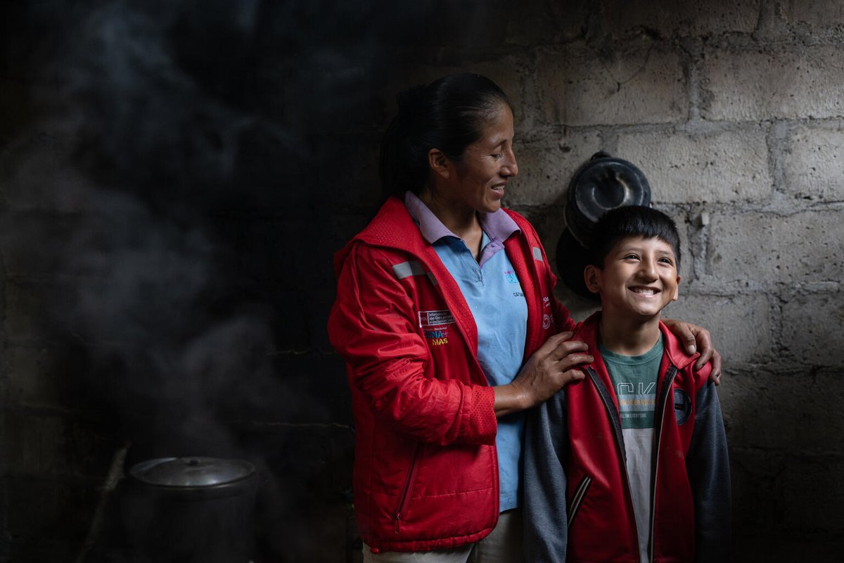 Esta semana hemos lanzado el informe 'Estado Mundial de la Infancia 2025', que se centra en cómo la pobreza afecta la vida y el futuro de los niños y en 3 crisis urgentes que amenazan el progreso para poner fin a la pobreza infantil unicef.es/publicacion/es…