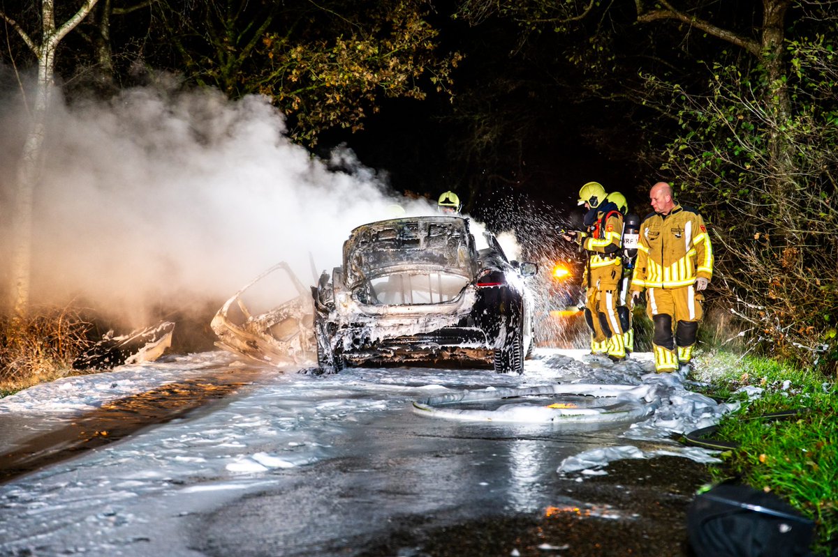 Auto vat vlam tijdens rijden in Nijeholtpade