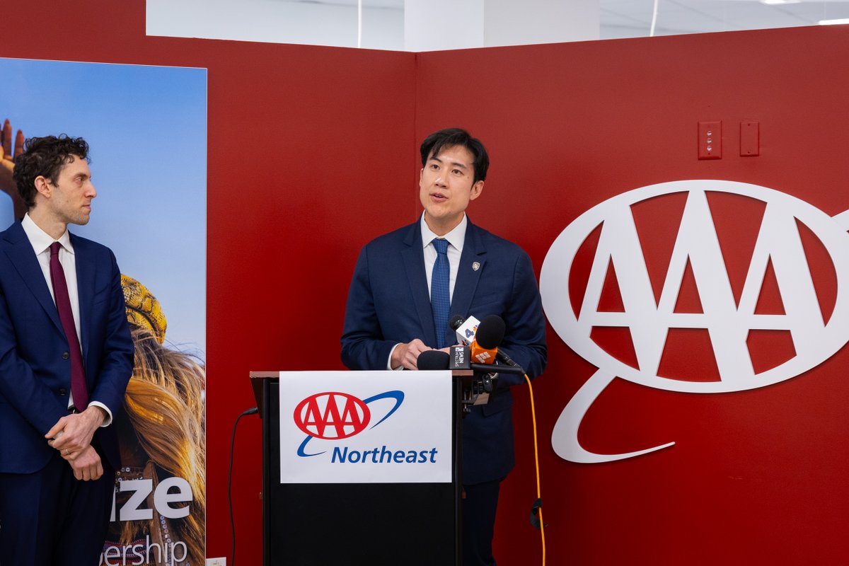 nyctaxi's tweet image. Today we joined @AAAnews, @NYCDCAS and @nyc_dot, to remind everyone ahead of the holiday travel season: Seatbelts save lives.

It’s physics. If a seatbelt isn't stopping you, then it's the windshield, the dashboard, or the road, and all of them are likely to kill you. #VisionZero