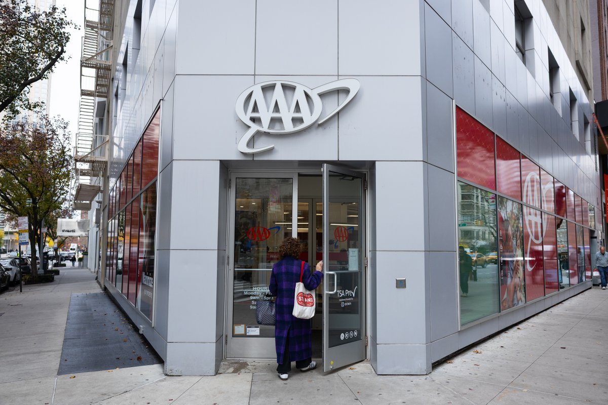 nyctaxi's tweet image. Today we joined @AAAnews, @NYCDCAS and @nyc_dot, to remind everyone ahead of the holiday travel season: Seatbelts save lives.

It’s physics. If a seatbelt isn't stopping you, then it's the windshield, the dashboard, or the road, and all of them are likely to kill you. #VisionZero