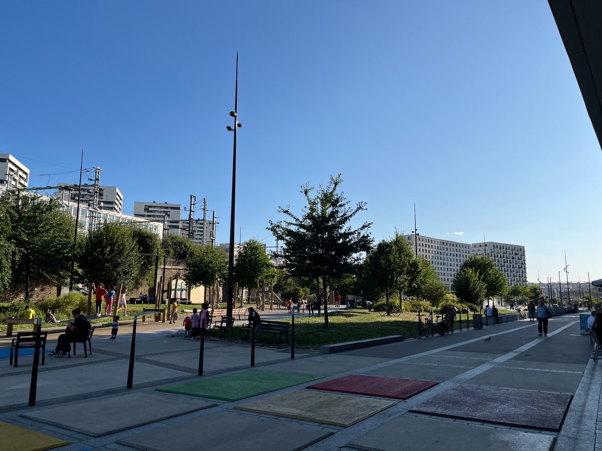 lethiecv's tweet image. À Rosa Parks, il y a un parvis très agréable !
(Vous confondez avec la forêt Claude Bernard.)