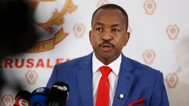 UPDATE 🔥🔥🔥

The fraud and murder accused Bhekimuzi Sandlana together with his right hand man Vusi Ndala, have OFFICIALLY handed themselves over to the police a few minutes ago. 

Developing story ☺️