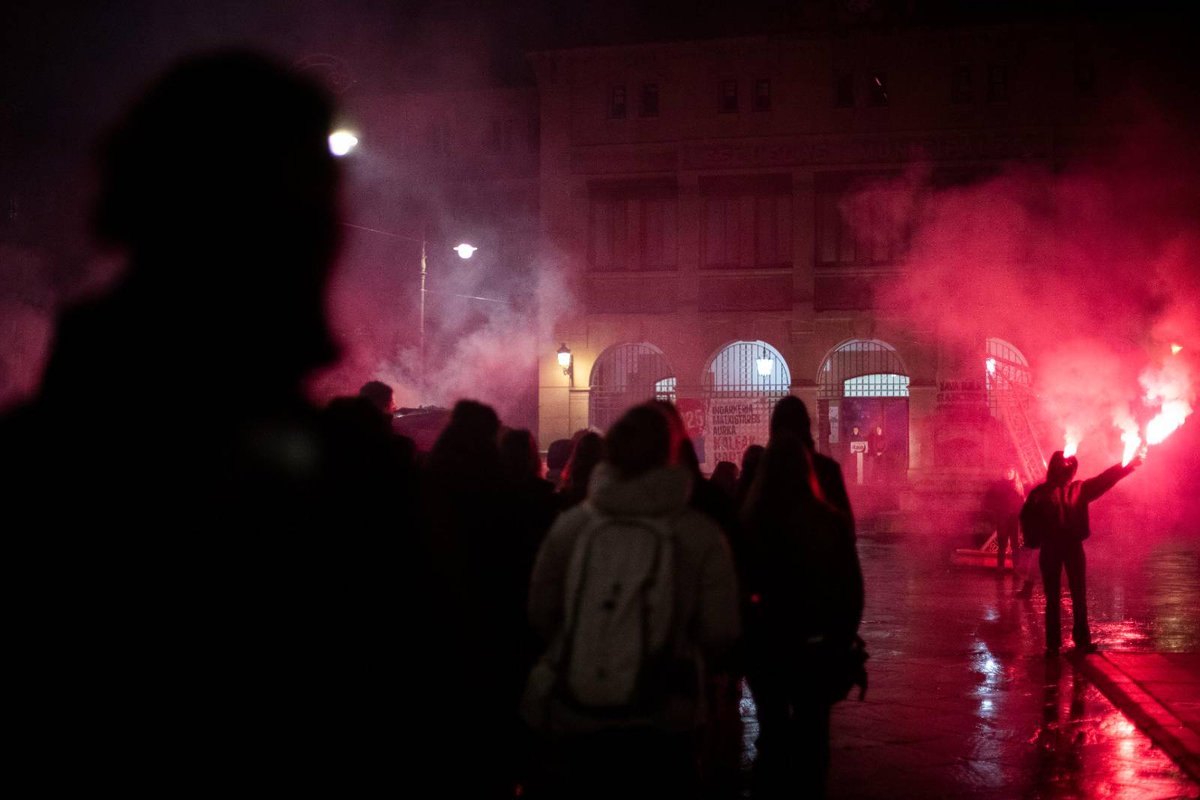 A25| Gaur indarkeria matxistaren aurka mobilizatu gara iruñean.

Erasotzaileen inpunitatearen aurka eta matxismoa normalizatzen duten ideologien aurka borrokatzen jarraituko dugu. 

INDARKERIA MATXISTAREN AURKA BORROKATU!