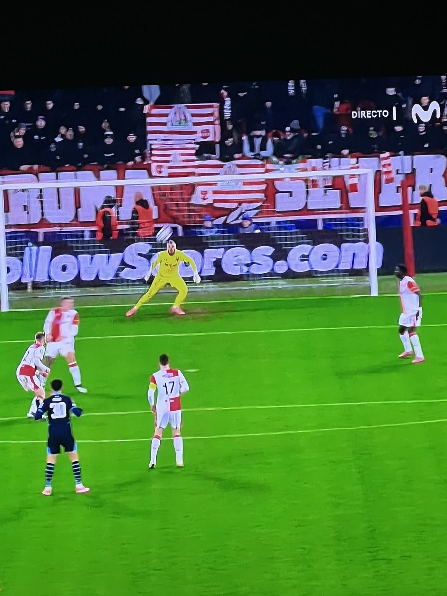 Vilum_'s tweet image. Mucha banderas robadas del Athletic por los ultras de Slavia Praga no??