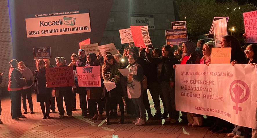 📍GEBZE
“Şiddetsiz, eşit bir yaşam için tek güvencemiz mücadelemiz! Gücümüz birliğimiz!" diyen kadınlar Kent Meydanı'na doğru yürüdüler.
Smart işçilerinin de yer aldığı yürüyüşte Dilovası katliamı lanetlendi, direnişçi işçilerle dayanışma çağrısı yapıldı.