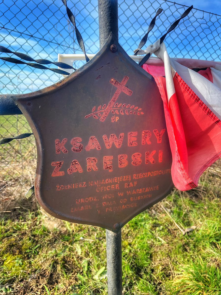 Totalnie przykra sprawa. Natrafiłem na ten grób 2 lata temu w Branicach kiedy szukałem ciekawych mogił wojennych. Zgłębiłem historię Pana Ksawerego i byłem w szoku jak wyglądało jego życie. Najpierw we wrześniu 1939 brał udział w wojnie obronnej, a następnie przez Rumunię uciekł