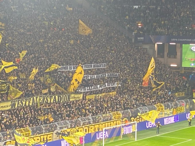 javiervarelag's tweet photo. La aficion del Dortmund, desde su Muro Amarillo, cargan contra LaLiga y la FEF por querer llevar partidos ligueros al extranjero.

"El hogar está donde esta tu corazón... Puta LaLiga, Puta RFEF"

Lo ha hecho el día que les visita el Villarreal, uno de los que iba a ir a Miami https://t.co/nth8BZAlv1