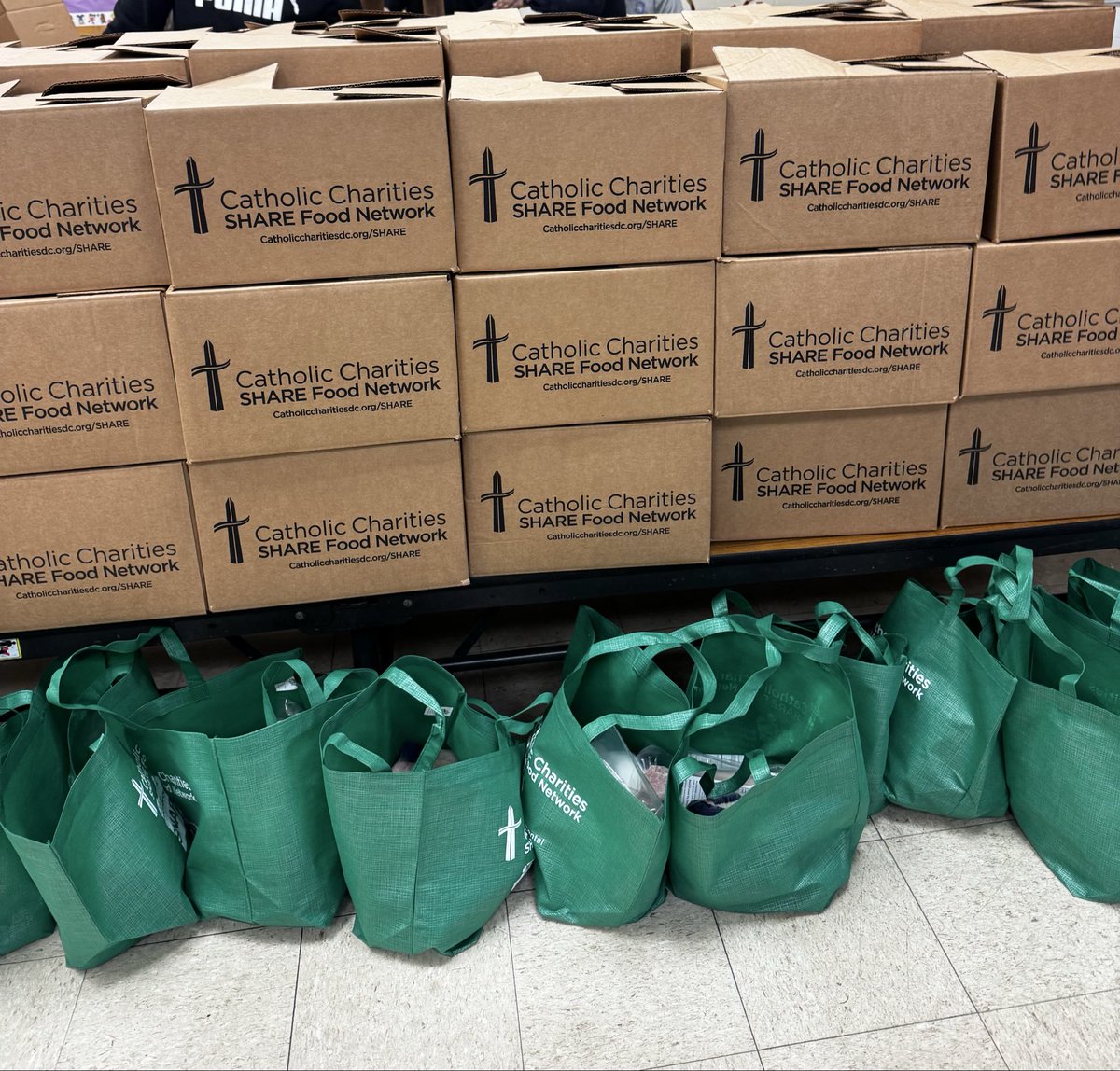 Our school community came together for our Fall Harvest Food Distribution and it was a huge success! 🍗 🍎 🥔 🍊 
Thank you to all of our volunteers, staff, and parents!
Wishing you a Thankful Holiday!
#ProudPGCPSCommunitySchool
#TigerPride