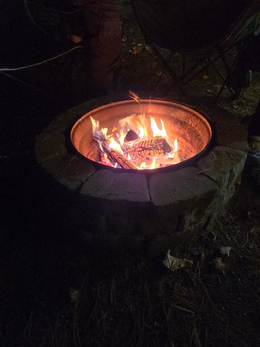 Treeboy2022's tweet image. 장작타는 소리 너무 좋다...