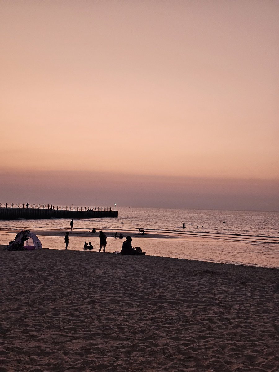 ProudLion's tweet photo. Dubai beach https://t.co/JeDNtgEbtD