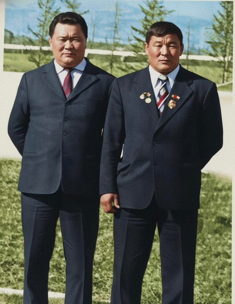 Ганцаараа 2 шил архи уучихаад: 

-За болно одоо намын төв хороон дээр хуралтай, үнэртэнэ гэдэг казак эр бол энэ хүн шүү дээ. Алдарт аваргаас ч том биетэй ах дүүс нь аймгийн цолтой гэж байгаа.