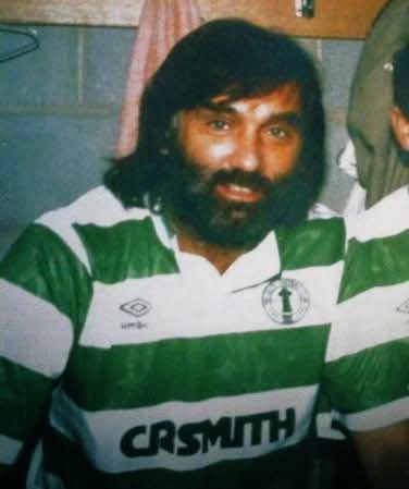 A picture of the late great George Best in a Celtic strip back in Australia in 1988 💚❤️