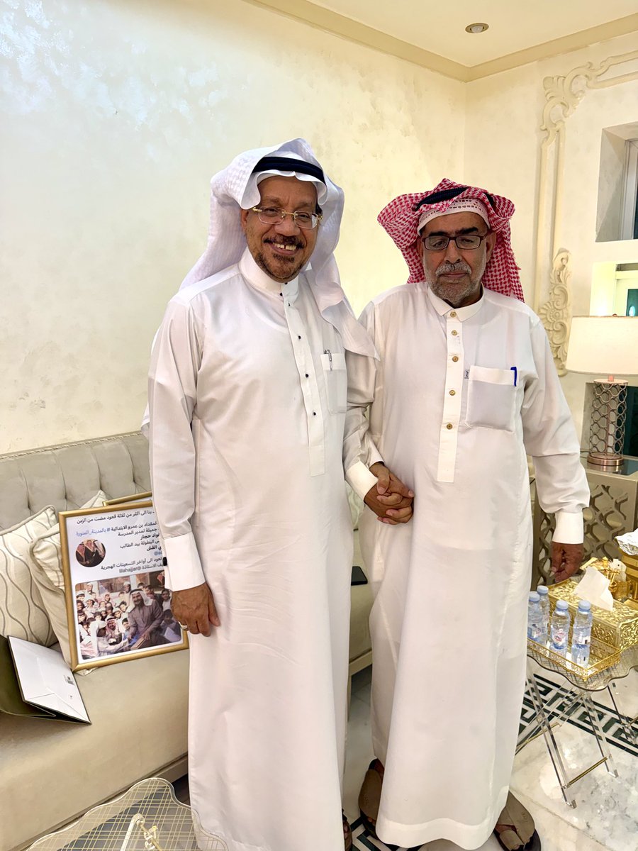 aalqash's tweet photo. أكرمني وأسعدني بزيارته منزلي هذا المساء
وادخل السرور على قلبي
وأغدق علي بإهدائه القيم
لهذه الصورة التي تعود لعقود مضت
عندما تزاملنا في المرحلة الابتدائية
في مدرسة المقداد بن عمرو الأنصاري
إنه الأخ العزيز،الصديق الغالي،الزميل القدير
 الأستاذ حمزة بن علي بن عاتق الأحمدي
فلأبي حازم
من الشكر أجزلة،ومن التقدير أكمله،ومن الود أجمله
دمت وفيا،نقيا،صفيا
