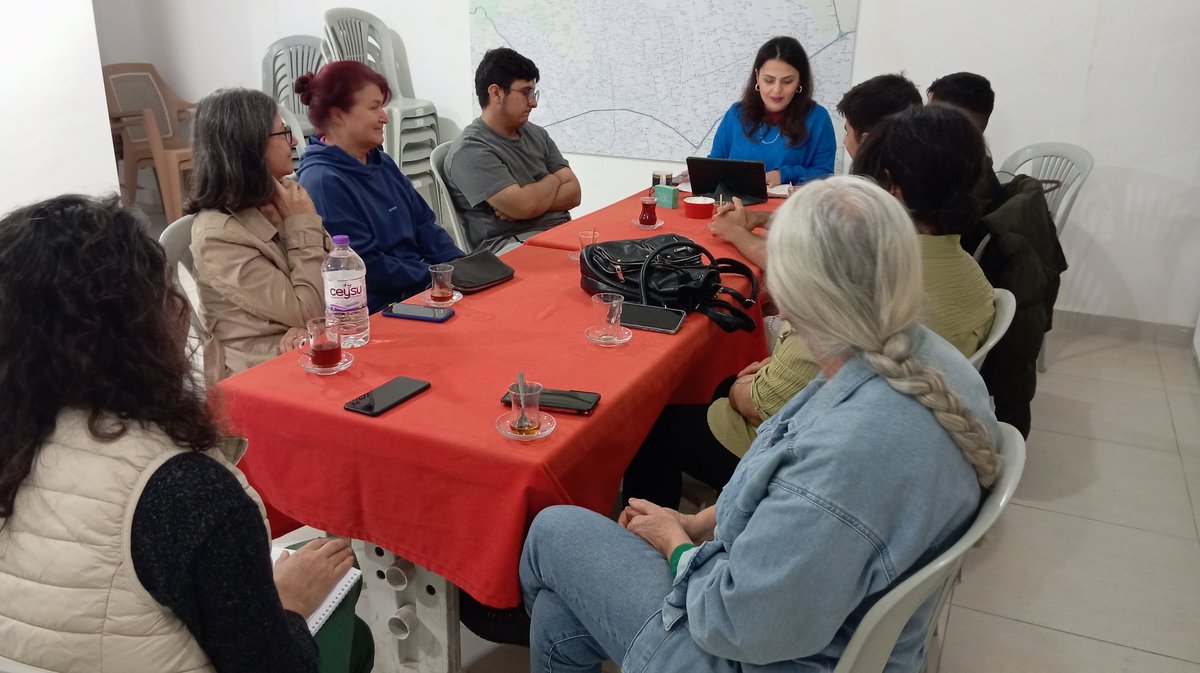 #25Kasım Kadına Yönelik Şiddete Karşı Uluslararası Mücadele Günü'nde Altınova KDK olarak bir araya geldik.

Genç işçi dostlarımız da mücadelemizin doğal parçası olduklarının bilinciyle buluşmamıza katıldı. 

Mahallemizde şiddete ve gericiliğe boyun eğmeyeceğiz! 

#Antalya