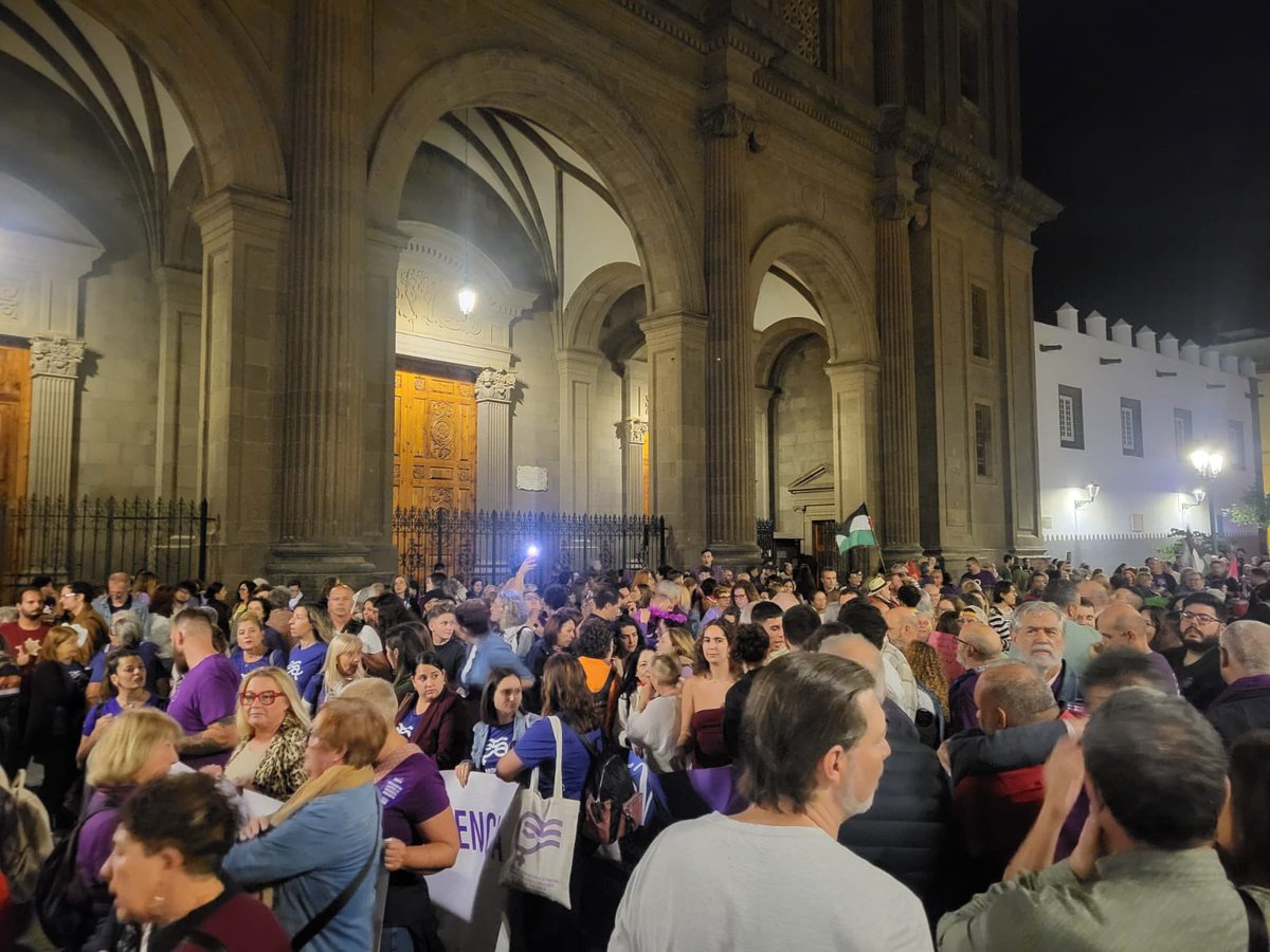 Impresiona ver hoy las calles de #LPGC llenas de mujeres y hombres diciendo basta. 

La violencia machista no entiende de edades ni barrios, por eso tenemos la obligación de unir fuerzas, exigir recursos y proteger a cada víctima. 💜 #25N