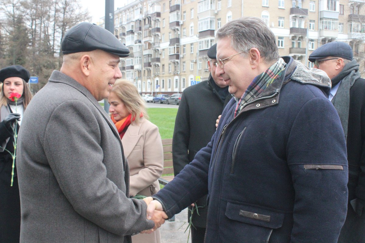 Con un sentido homenaje al líder histórico de la Revolución Cubana en el monumento a su memoria, ubicado en la Plaza Fidel de #Moscú, inicia visita de trabajo de <a href="/DrRobertoMOjeda/">Dr. Roberto Morales Ojeda</a> a Rusia.