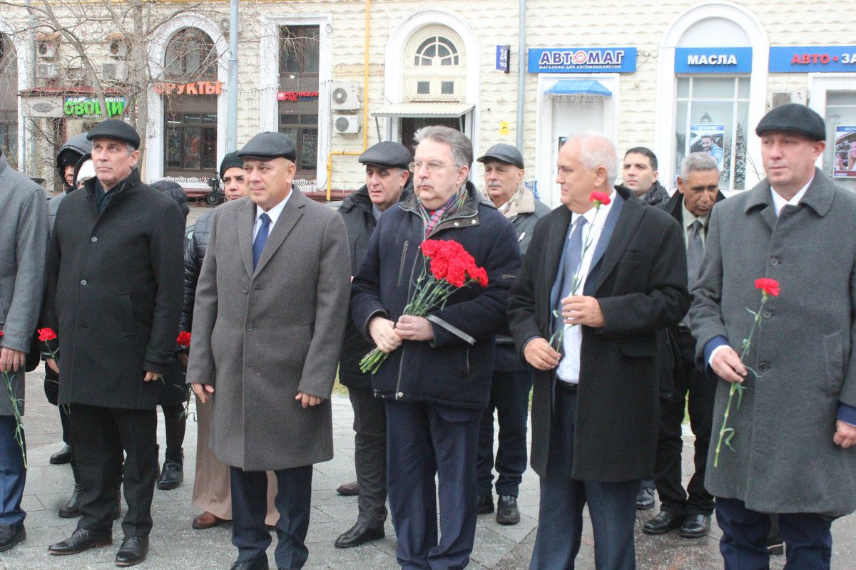 Sentido homenaje al líder histórico de la Revolución Cubana en el monumento a su memoria, ubicado en la Plaza #Fidel de #Moscú.

Lugar de profundo simbolismo para comenzar una visita de trabajo a #Rusia que fortalecerá la hermandad histórica entre nuestros Partidos y pueblos.