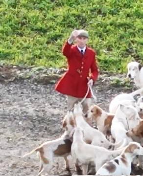 Today we took the chance to take a last minute visit to Bryce's farm with our drone.  

We'd like to thank the Hursley Hambledown hunt for a very entertaining display. The first mistake being that they appear to have  forgotten their horses... And supporters. 🧵 1/5