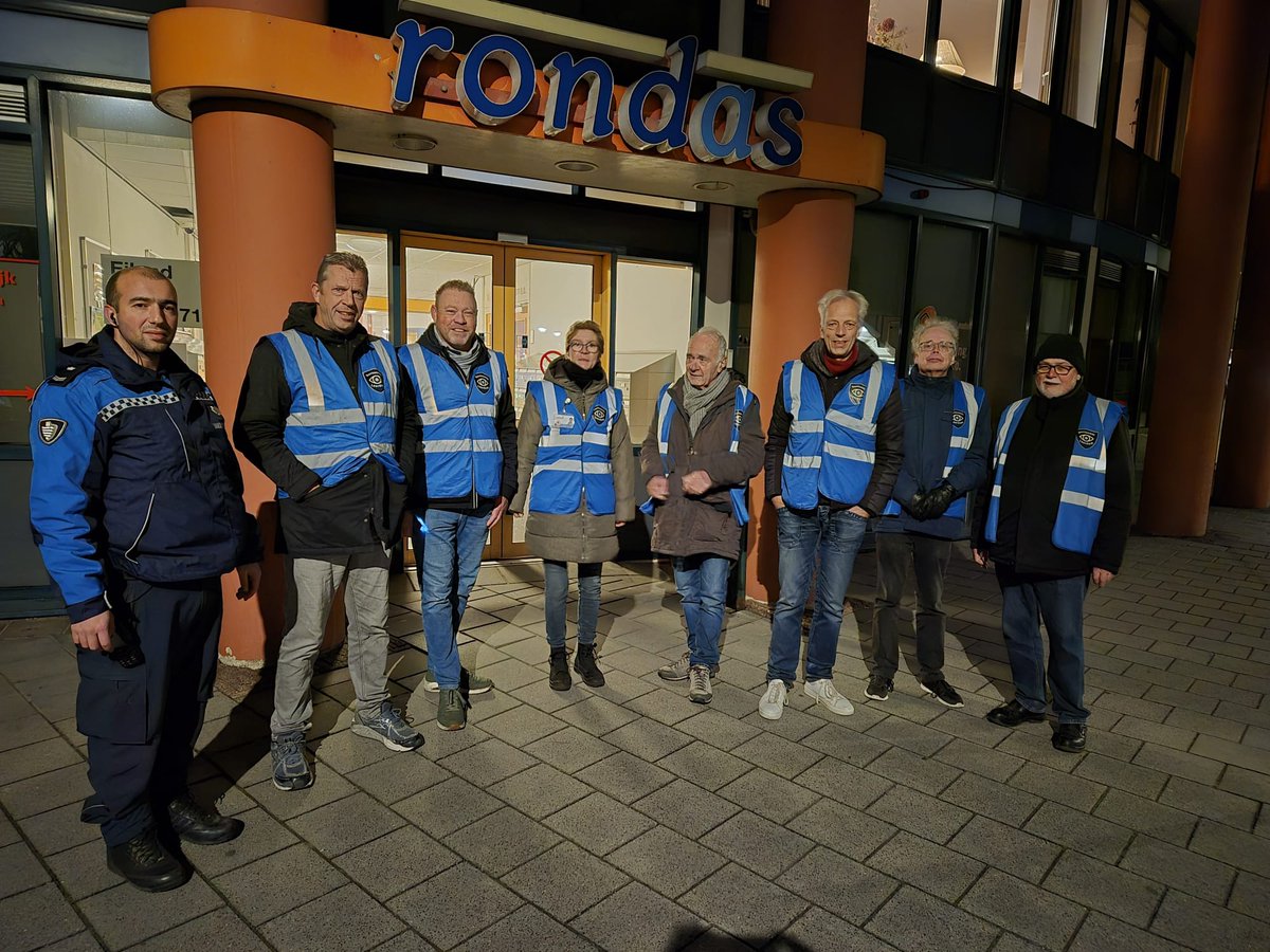 Ook vanavond liepen we ons rondje weer maar nu met versterking van  <a href="/SjorsFrohlich/">Sjors Fröhlich</a>, <a href="/MartienBouter/">Martien Bouter</a> Joeri en Emrah van #Handhaving. Leuk om te vertellen wat we zoal doen in het #uurtjevoorjebuurtje en te horen wat er gepland staat in 2026 voor oa de inwoners van Leerdam.