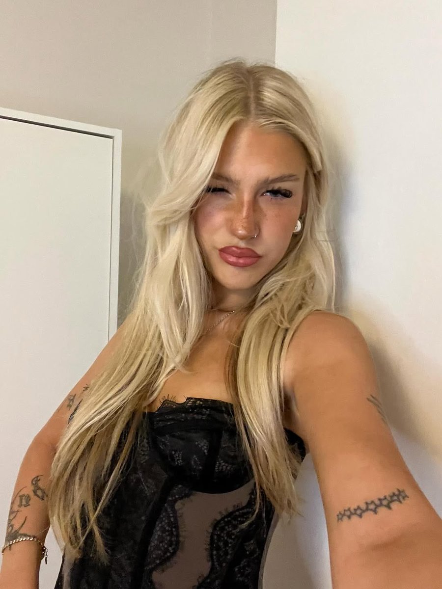 GoddessJinke's tweet photo. Sissy training nodig ? 
Eerst wil ik 2 uurtjes met je spenderen in m’n kamer om te kijken welke kunstjes je kan diep pijpen en incasseren moet je kunnen, want ik ga je klaarstomen voor mijn vriendinnen en eventueel 1 BBC🔒 https://t.co/M6MpJKqd8V