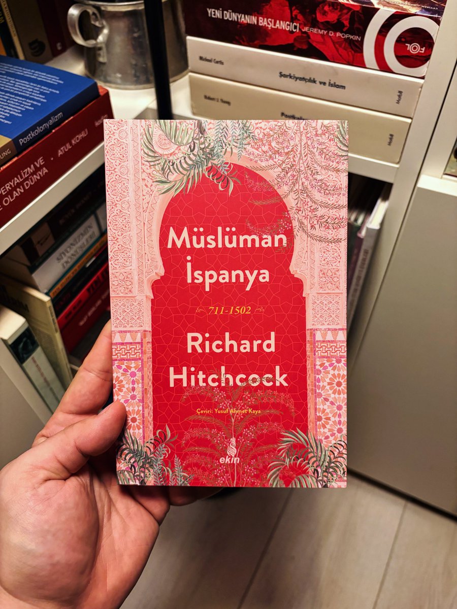 Richard Hitchcock’un Müslüman İspanya başlığıyla çevrilen kitabını aldım. Aslında kitabın adı Müslüman İspanya’yı Yeniden Düşünmek zira yazarın temel iddiası bu, yani Endülüs’teki 8 asırlık Müslüman hâkimiyetini mevcut kaynaklar ışığında yeniden okumak.