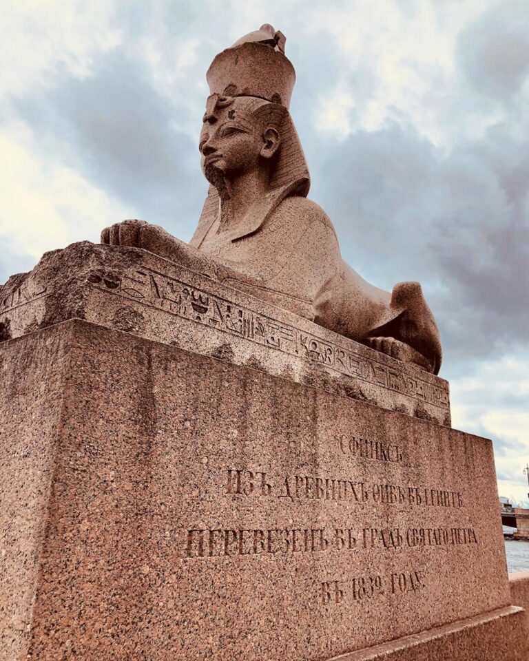 RamiAhmedovich's tweet image. تمثال ابو الهول ( امنحتب الثالث )
الوحيد الحقيقي و الاصلي في بطرسبورج كأثار مصرية مكانه عند كوبري الجامعة قريب من محطة مترو فاسيلوستروفسكايا
و مكتوب تحت قاعدة التمثال
&quot;أبو الهول من طيبة القديمة في مصر ، نُقل إلى مدينة القديس بطرس عام ١٨٣٢&quot;
باقي تماثيل ابو الهول فالمدينة غير اصلية