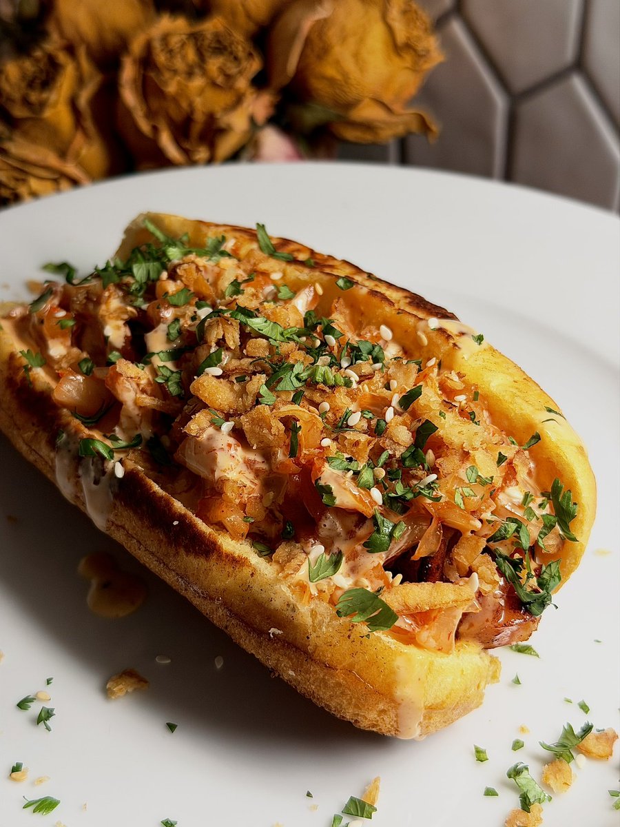 ilunga_'s tweet photo. Lunch? 

Oh we wanted a hotdog with a pineapple sausage on a toasted brioche bun topped with kimchi and spicy maple aioli 😮‍💨 https://t.co/cKfbjHifH9
