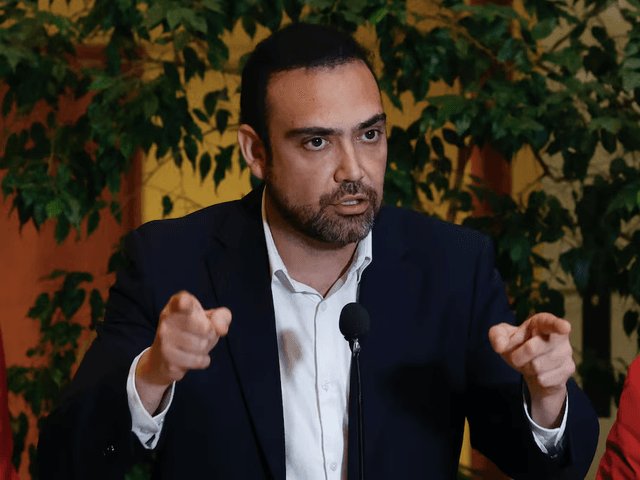 Karim Bianchi.. "El presidente del Senado ( Ossandon) ,anda cabildeando votos por detrás para persuadir a algunos y salvar a Pardow. Hay otros oficialistas que se van a parar y se van a retirar.
Los de ChileVamos qué no  llevarían a cabo la acusacion serían Chahuan y Aravena."..