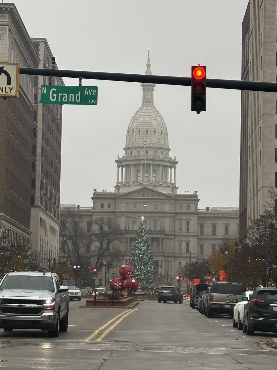 jonallendc's tweet image. The Michigan Capitol is like the U.S. Capitol on Ozempic.
